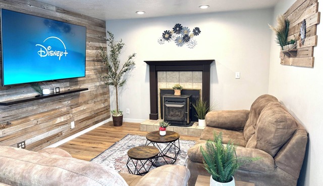 Rustic Charm, Cozy and Comfy Nearby Olympic Oval, Great Location