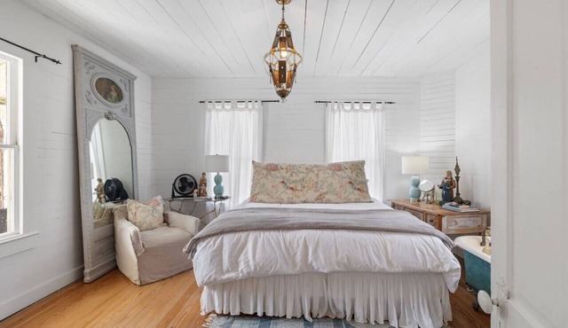 Rustic Charm in our Quaint Round Top Farmhouse!