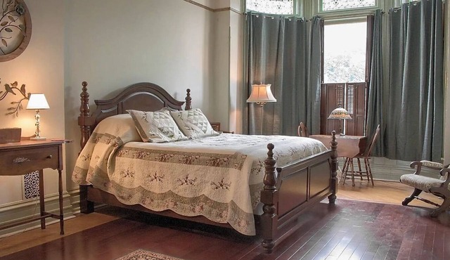 Rustic Charm/King Bed + Roku/Private Bath