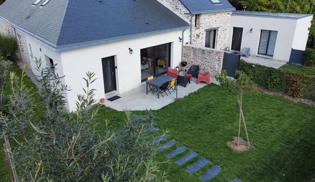 Rustic Charm: Renovated Barn near Nantes with Garden & Canal Access
