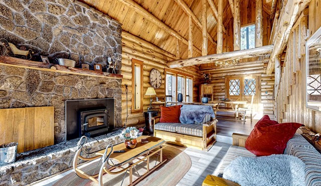 Rustic Charm - Spacious log cabin, close to outdoor adventures, cozy vibes