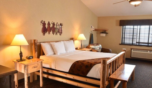 Rustic Charm: Spacious Rooms & Suites with Scenic Views in Onalaska