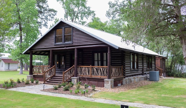 Rustic Charm with Modern Amenities, Two Creeks Crossing Resort