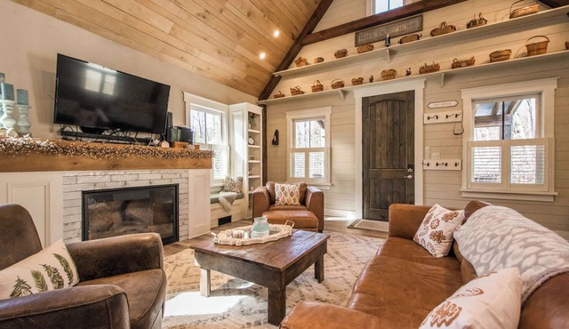 Rustic-Chic 2BR Cabin w/Clawfoot Tub | Free Tix