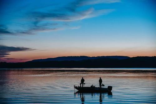 Rustic Chic Alabama Cabin w Loft Fire Pit Pet Friendly Fenced Yard Lake Guntersville - Coco Chateau