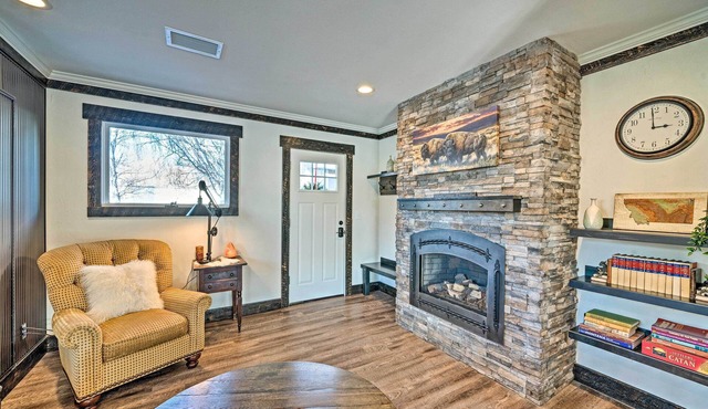 Rustic-Chic Apartment w/Gas Grill: 20 Mi to MSU!