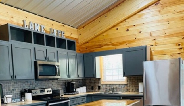 Rustic chic cabin on the lake, fire pit and peaceful lake views!