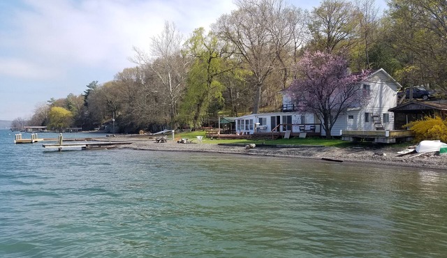 Rustic-chic cottage with fantastic lake access, 15 minutes to Ithaca