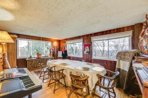 Rustic Chic Retreat 4 Mi to Kennywood!