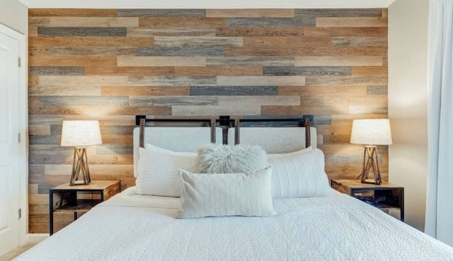 Rustic Chic Stays - Walk to Mountain Creek Bike Park - Pool + Hot Tubs + Sauna!
