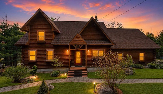 Rustic-Chic Timber Retreat | White Mtns Gateway