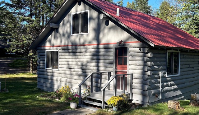 Rustic Clam, a family friendly and pet friendly cabin with fenced in back yard.