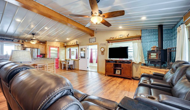 Rustic Coleman Retreat on 300 Acres w/Hot Tub!