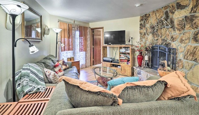Rustic Condo with Deck Less Than 1 Mi to Angel Fire Resort!