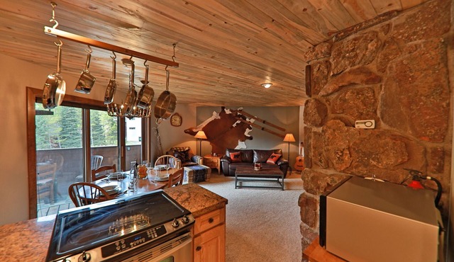 Rustic Condo with Modern Amenities, Free Bus &Walk to Slopes-Adventure Awaits!