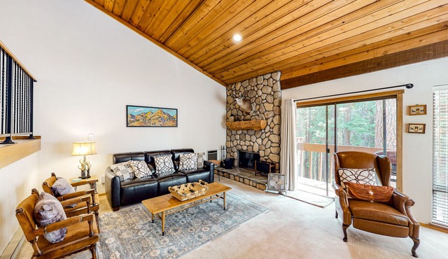 Rustic Condo with Shared Pool & Hot Tub - Walking Distance to Huntington Lake