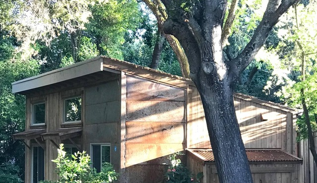 Rustic Contemporary Cottage in Quiet Setting - near downtown (3-night min.)