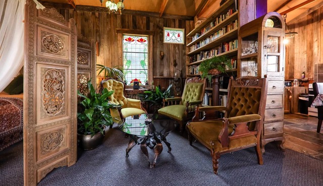 Rustic cosy retreat, with library, fireplace, films and a Four Poster Bed.
