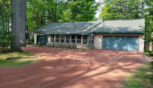 Rustic Cottage - Chain O’ Lakes- Easy access to Taylor Lake Boat Landing.
