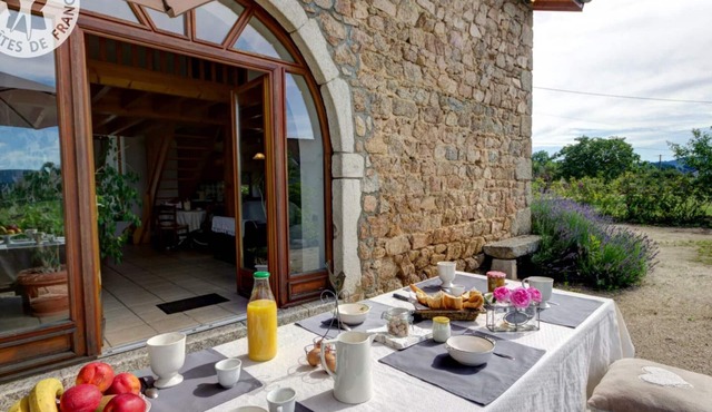 Rustic cottage for 6 with fireplace and large garden, pets allowed