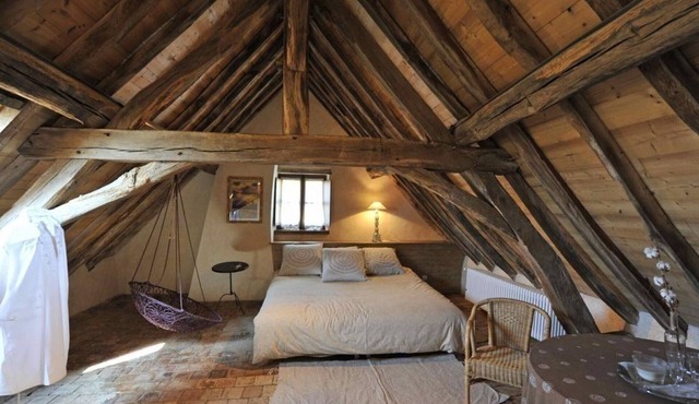 Rustic Cottage in Neuilly-le-Réal, Pets Allowed