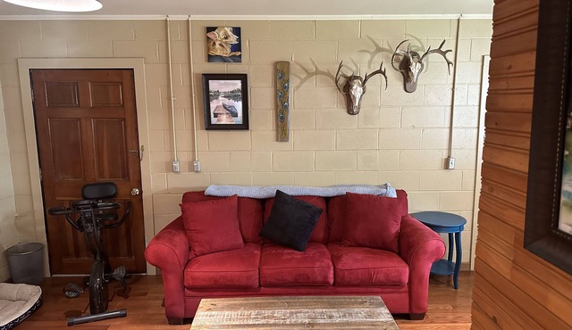 Rustic cottage getaway close to lake and golf course