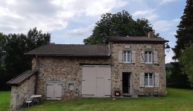 Rustic cottage in Lavoine with large garden and pets allowed