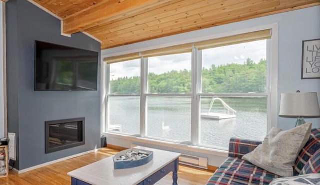 Rustic cottage in the Muskokas! Rare lakeside 4 BR, with dock, wifi + AC