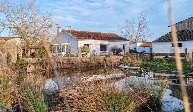Rustic cottage in Vendée Marshes, near beaches