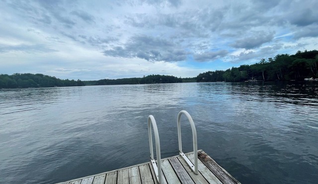 Rustic cottage minutes from Apsley on a bay off Chandos Lake.