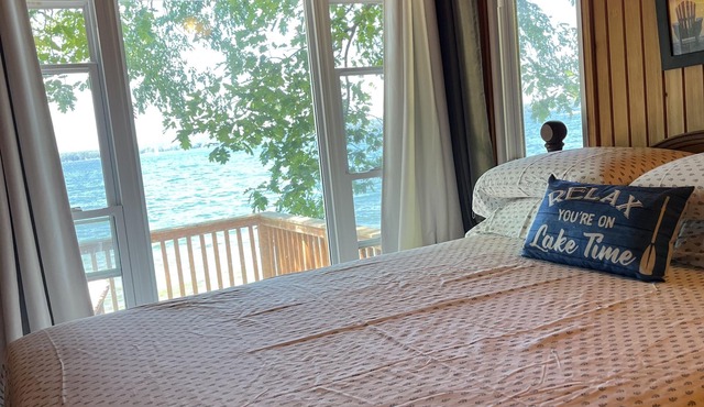 Rustic Cottage on Lake Couchiching and 5 minutes from Casino Rama