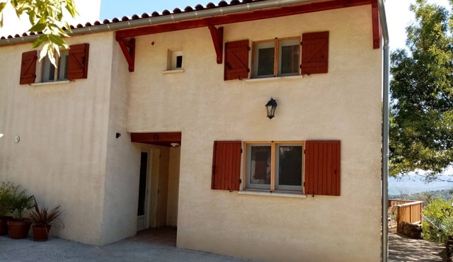 Rustic Cottage: Well Located + Superb View