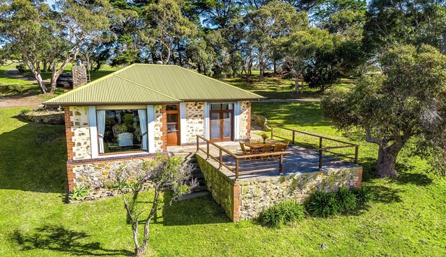 Rustic Cottage with amazing views !, Rustic cottage with amazing views over the bay