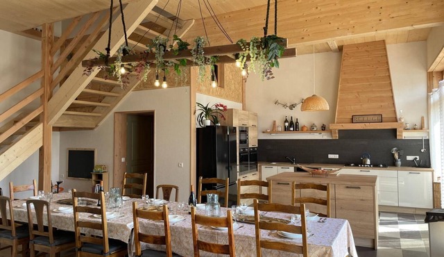 Rustic cottage with shared pool and pets allowed, sleeps 15