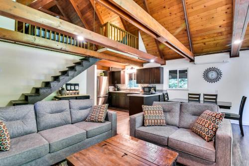 Rustic Cougar Cabin w/Wood-Burning Fire Pit!