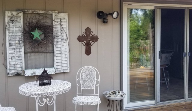 Rustic country charm - secluded sanctuary close to hospitals for traveling nurse