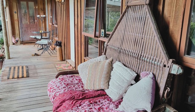 Rustic Country Lane Farmhouse in Lysterfield. Family & pet friendly!