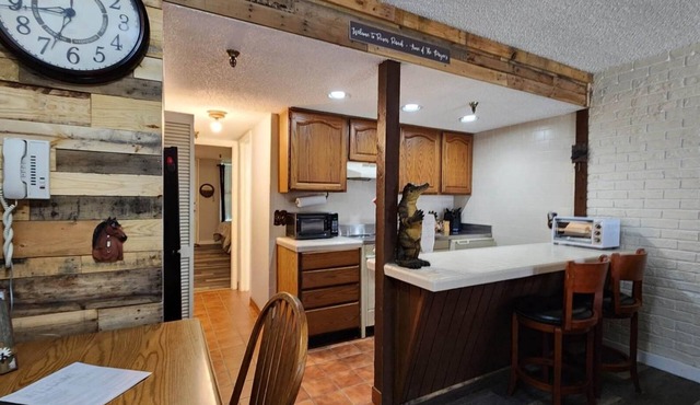 Rustic Country Living at River Ranch Sleeps 6! 102