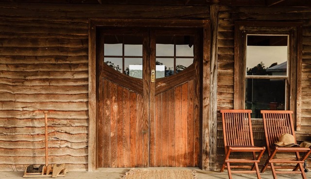 Rustic country lodge with spectacular fire pit and nearby hiking trails