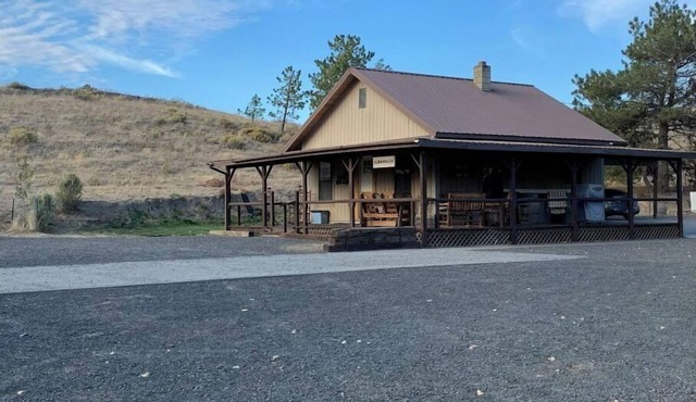 Rustic Cowboy Bunkhouse 🤠