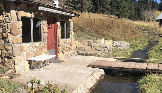 Rustic Cowboy-Cougar Cabin On the Pecos River