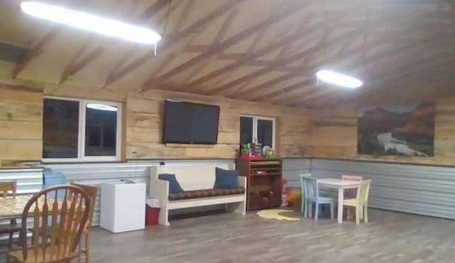 Rustic Cowboy Lodge with private hiking, exploring