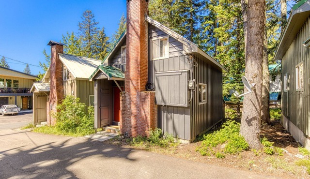 Rustic & cozy cabin with fast WiFi & games - close to slopes, dining & golf