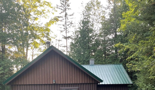 Rustic cozy cabin, close to trails and Amish shopping.