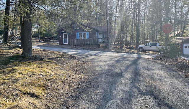 Rustic Cozy Cabin just yards from the lake!