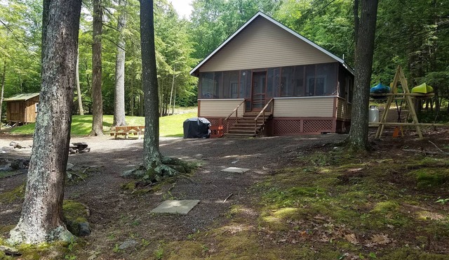 Rustic & Cozy Cabin – Steps away from beautiful Salmon Lake