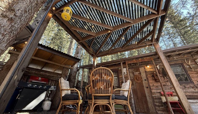 Rustic Cozy Cabin with hot tub