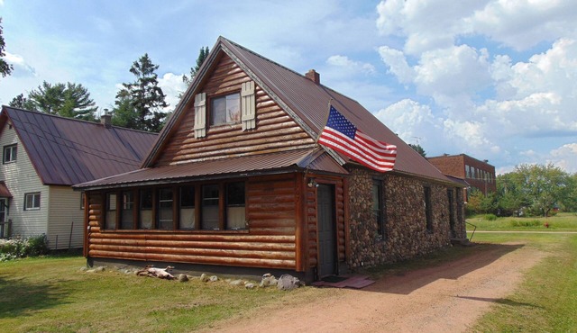 Rustic Cozy Cottage! Snowmobile,ATV Trails, Bond & Agate Falls, Bruce Crossing!