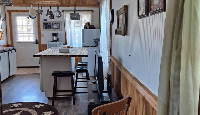 Rustic cozy cottage. Country living at irs best. Travel down tree lined roads.