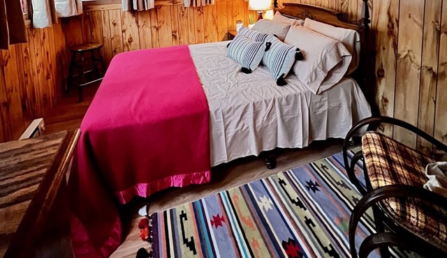 Rustic & Cozy little cabin in the whimsical hamlet of Smallwood